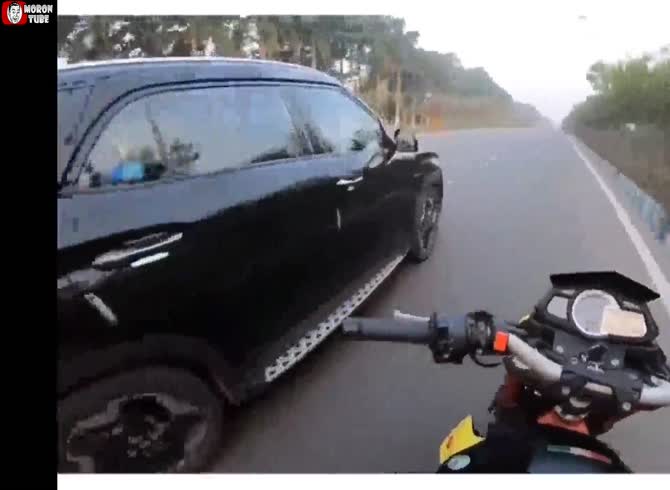 Video :When a motorcyclist complains to a driver, Karma brings him to account